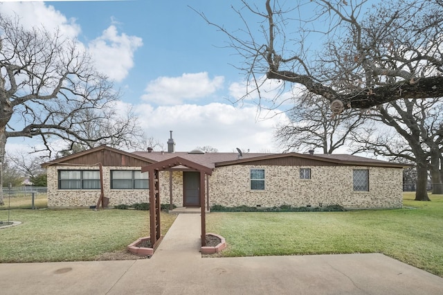 ranch-style home featuring a front lawn