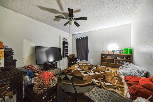 bedroom featuring ceiling fan and a textured ceiling