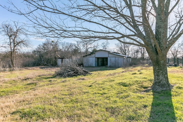 view of yard with an outbuilding