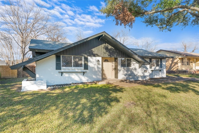 view of front of property featuring a front yard