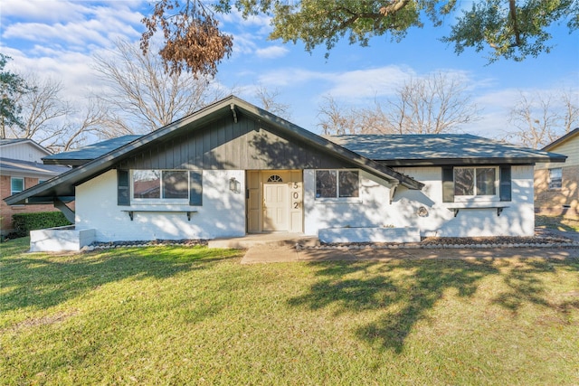 ranch-style house featuring a front yard