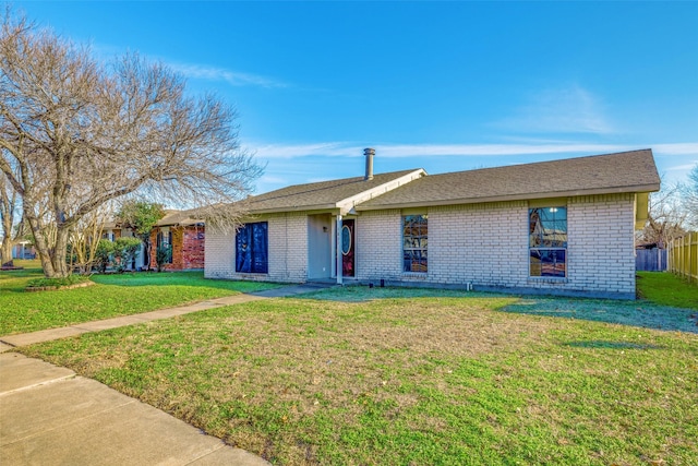 ranch-style house featuring a front yard