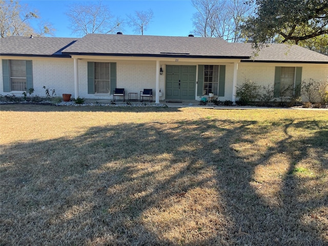 view of front of home featuring a front yard