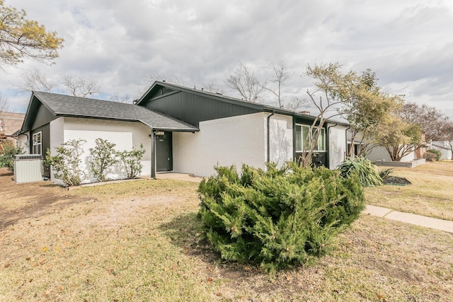 single story home featuring a front lawn