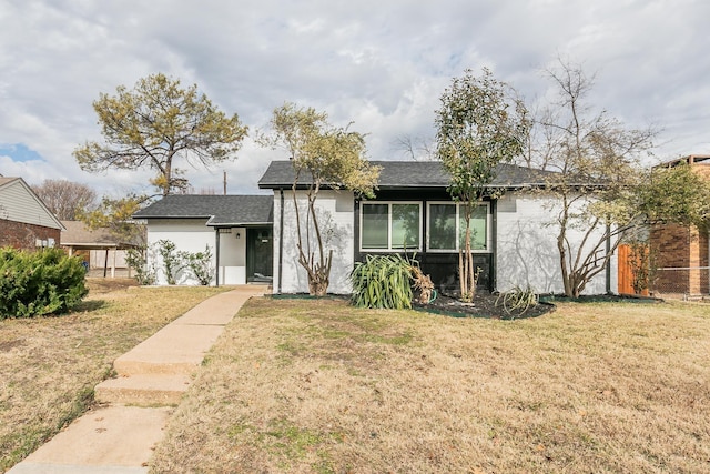 view of front of home featuring a front lawn