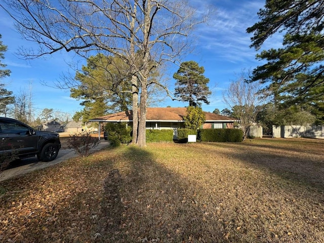 ranch-style house featuring a front yard