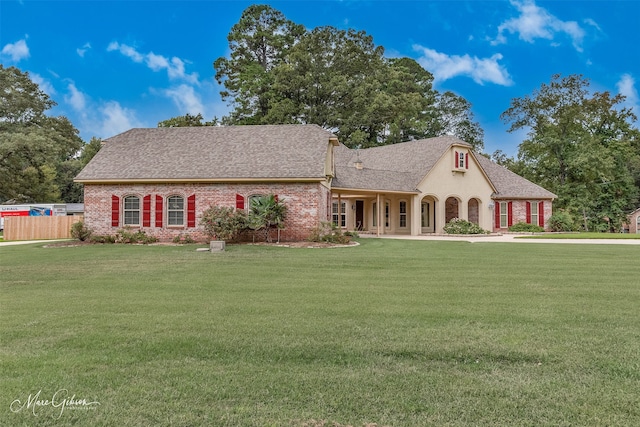 view of front facade featuring a front yard