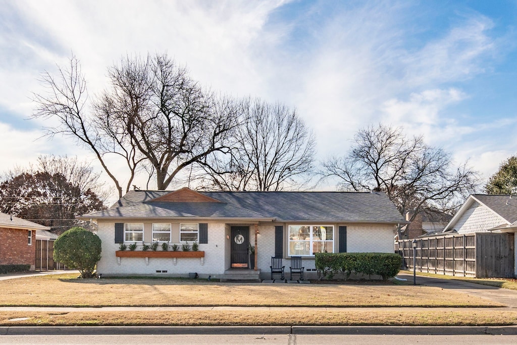 ranch-style home featuring a front lawn