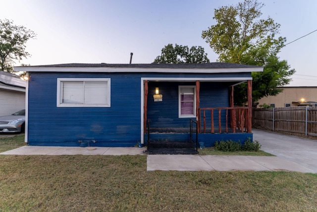 view of front of home featuring a porch and a lawn