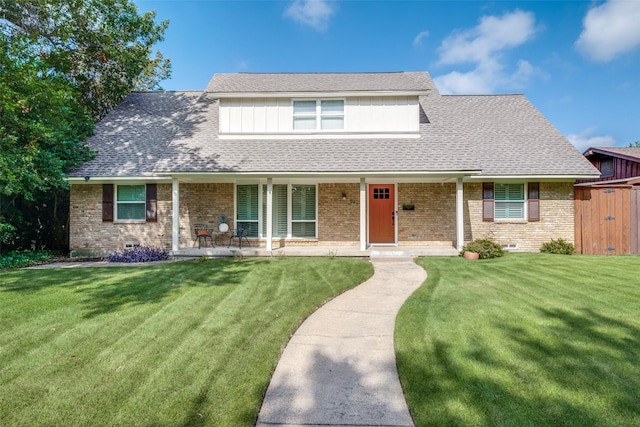 view of front of property featuring a front yard