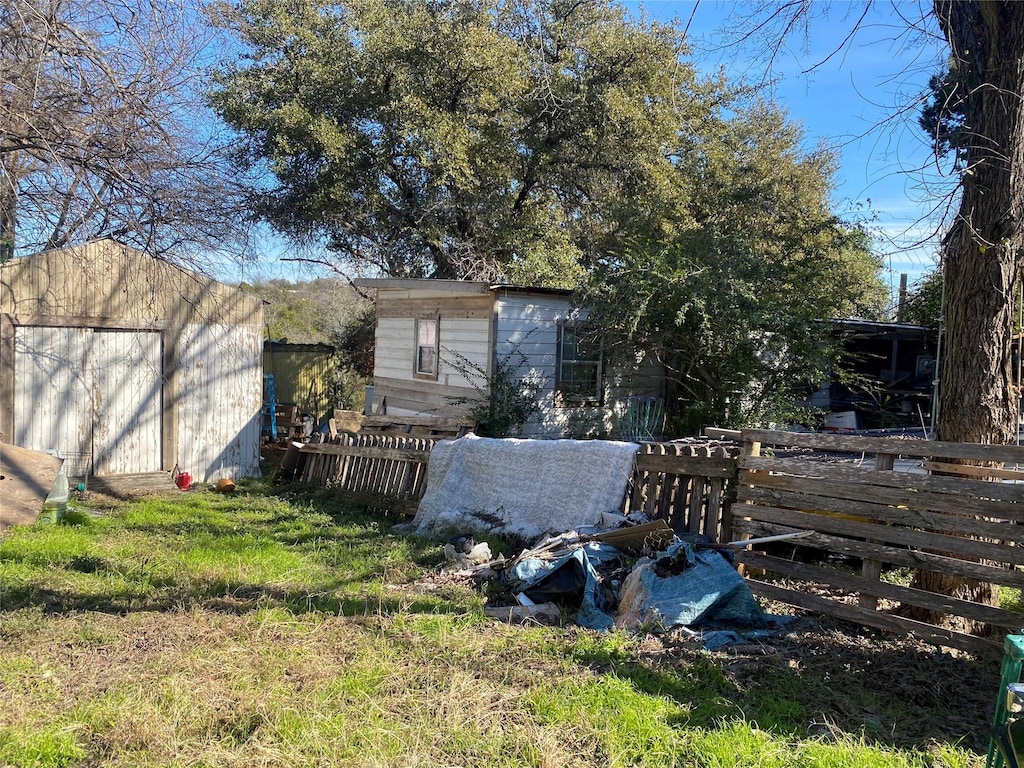 view of yard featuring a storage shed