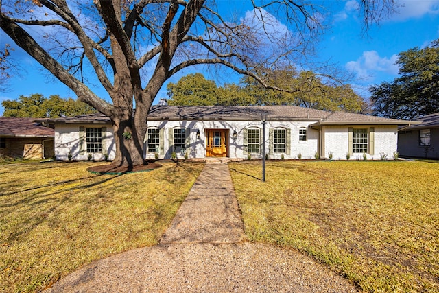 single story home featuring a front yard