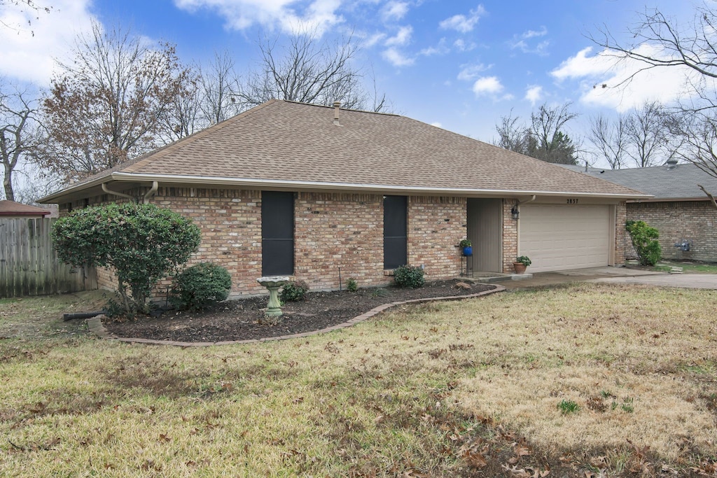 view of front facade with a garage and a front yard