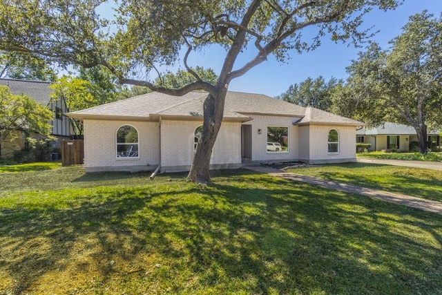 view of front of property featuring a front yard