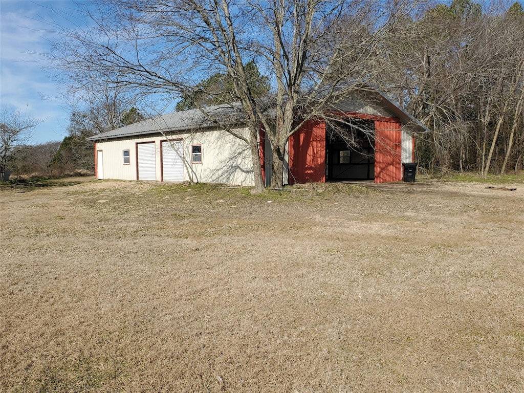 view of outdoor structure featuring a garage and a yard