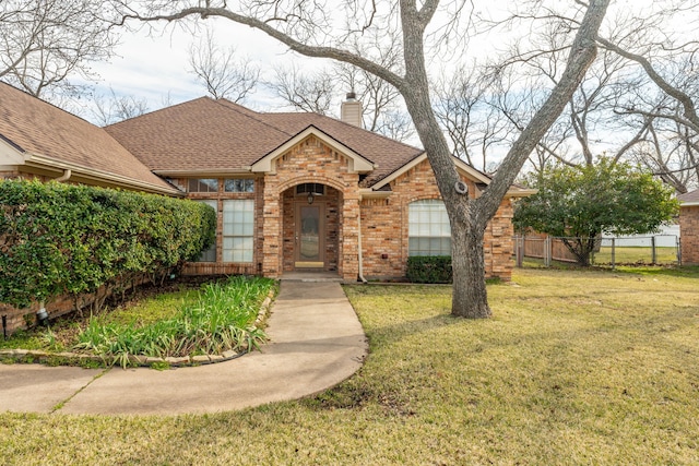 view of front of home featuring a front yard