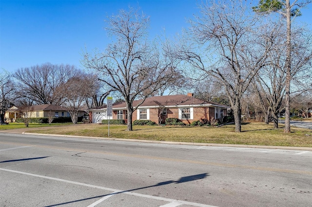 view of front of property featuring a front yard