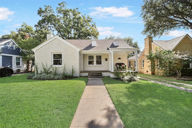 view of front facade featuring covered porch and a front lawn