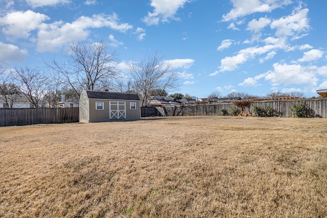 view of yard with a shed