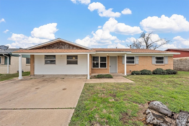 ranch-style home featuring a front lawn