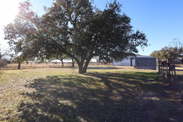 view of yard featuring a rural view