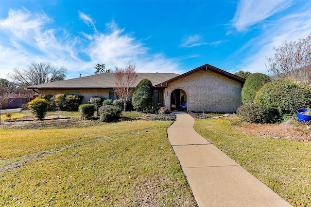 single story home with a front lawn