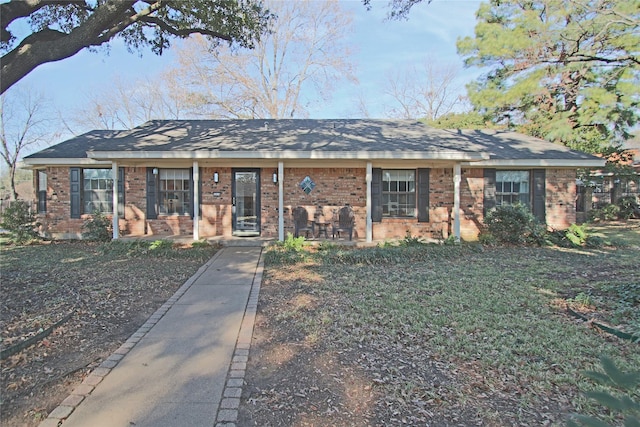 ranch-style home featuring a front lawn