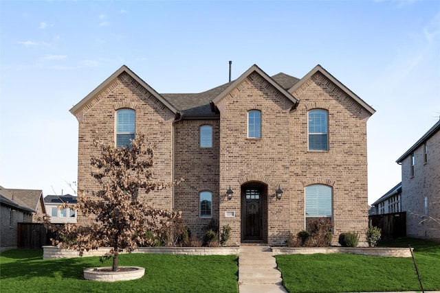 view of front of property featuring a front lawn