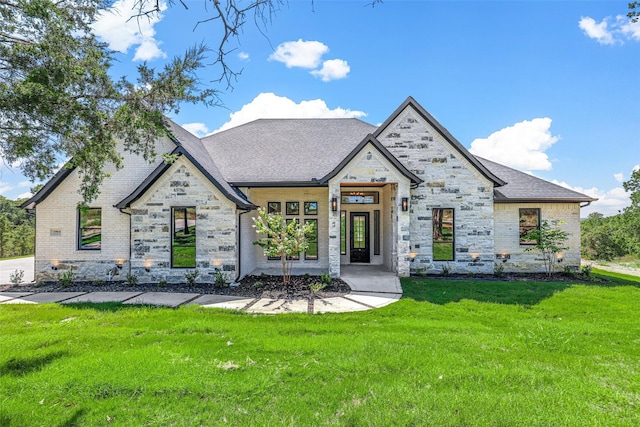 view of front of property featuring a front lawn