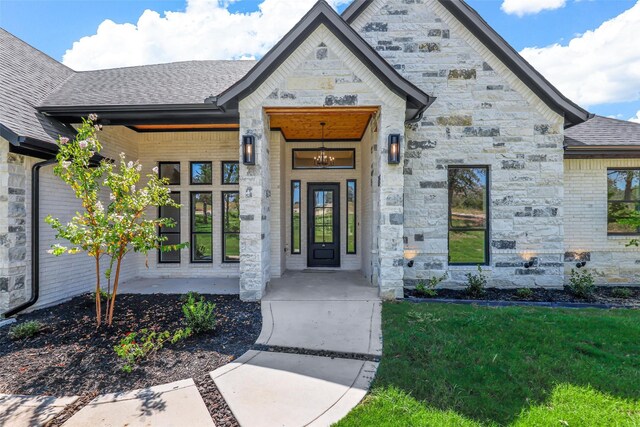 view of front of home featuring a front yard