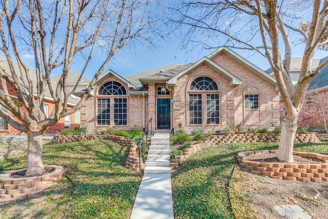 view of front of home with a front lawn