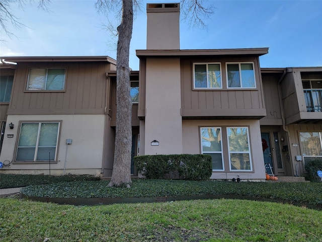 view of front of house featuring a front lawn