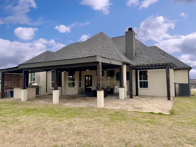 view of patio featuring ceiling fan and outdoor lounge area