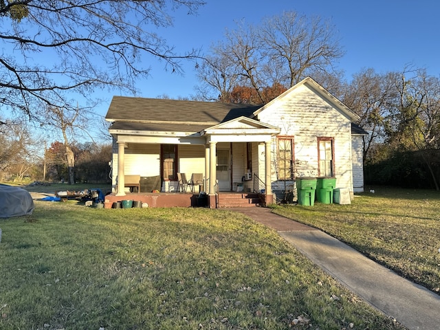 view of front of property featuring covered porch and a front yard