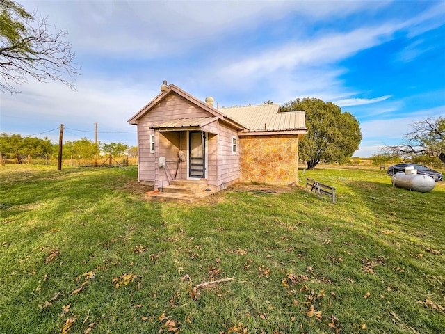 view of front of home featuring a front yard