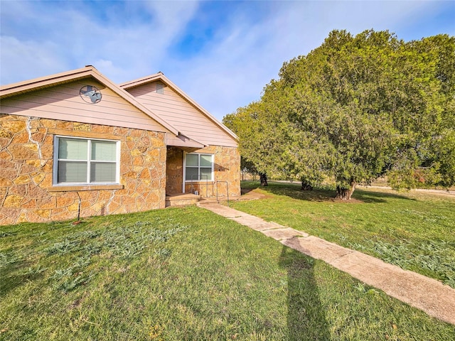 view of front of home featuring a front lawn