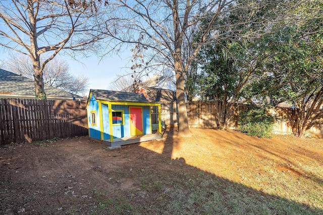 view of yard featuring a storage unit