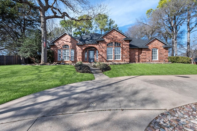 view of front of property featuring a front lawn