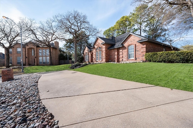 view of front of home featuring a front yard