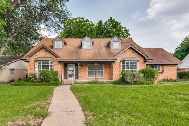 view of front facade featuring a front yard