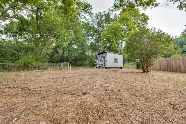 view of yard featuring a storage unit