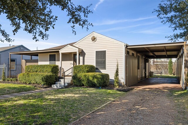 view of front of property featuring a front yard