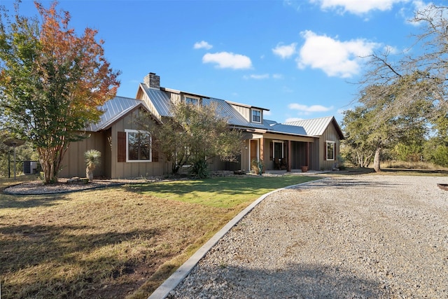 view of front facade featuring a front lawn and central air condition unit