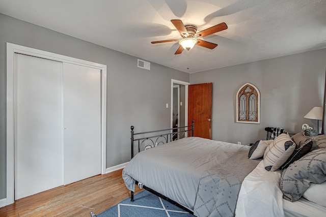 bedroom featuring ceiling fan, hardwood / wood-style floors, and a closet