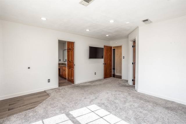 empty room featuring carpet floors and crown molding