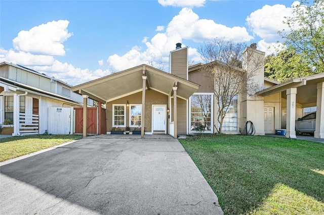 view of front of house featuring a front lawn