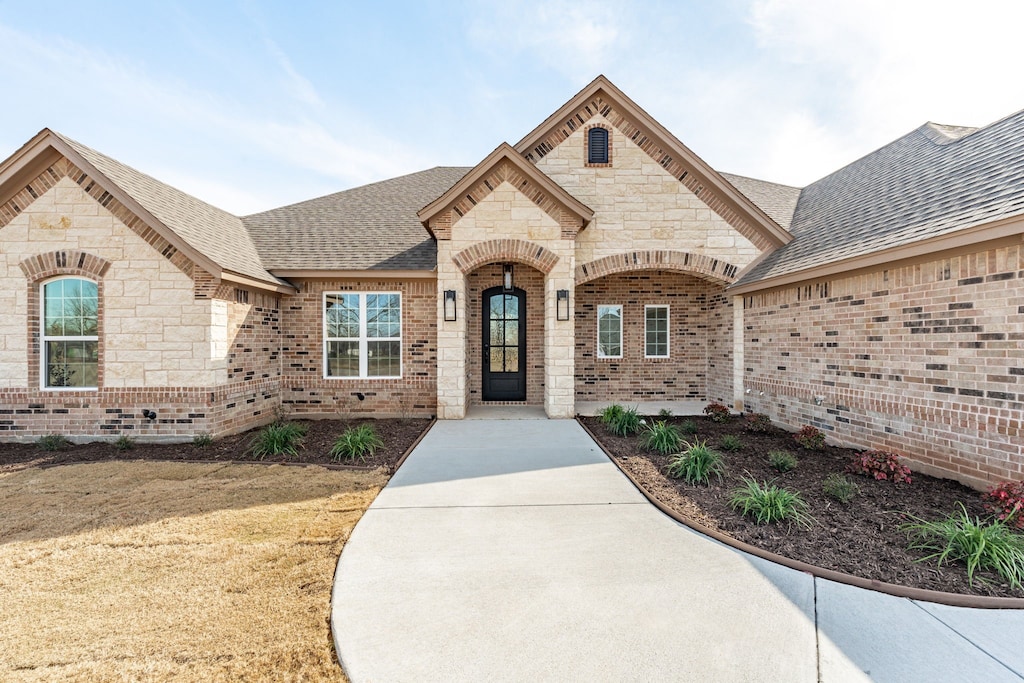 view of front of house with a front lawn