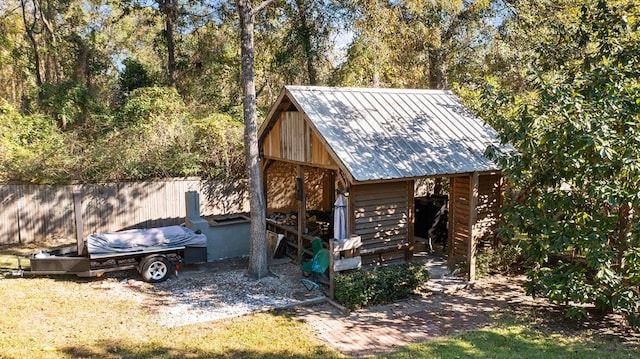 view of outdoor structure with an outbuilding