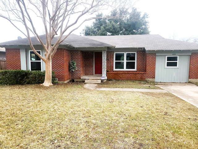 single story home with a front lawn