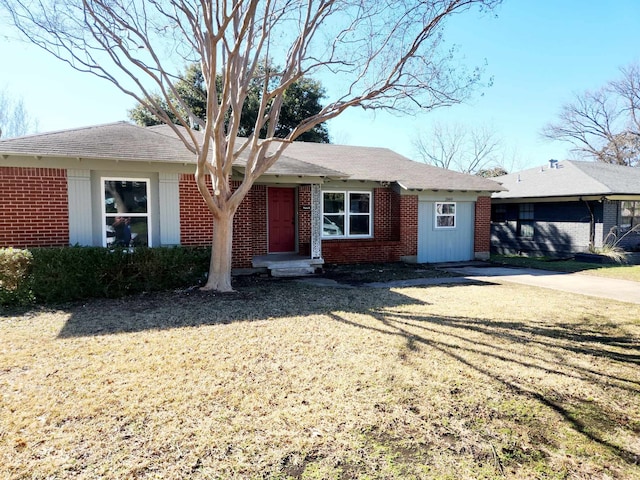 ranch-style home with a front yard